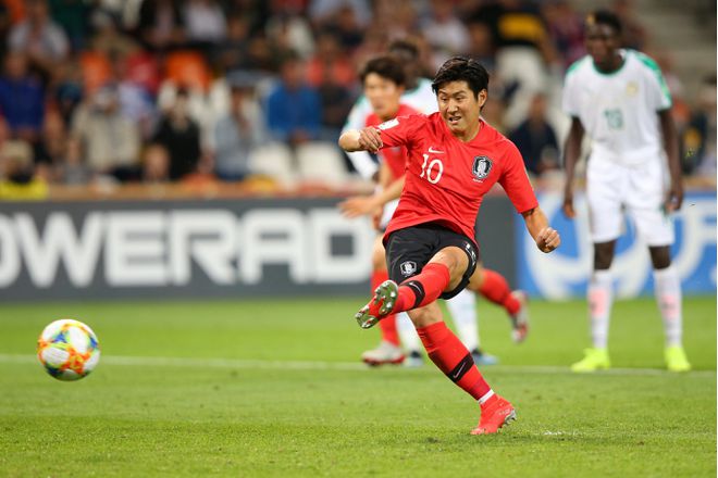 aoa体育直播-包含巴伦西亚拉莫斯杀入禁区，破门得分的词条