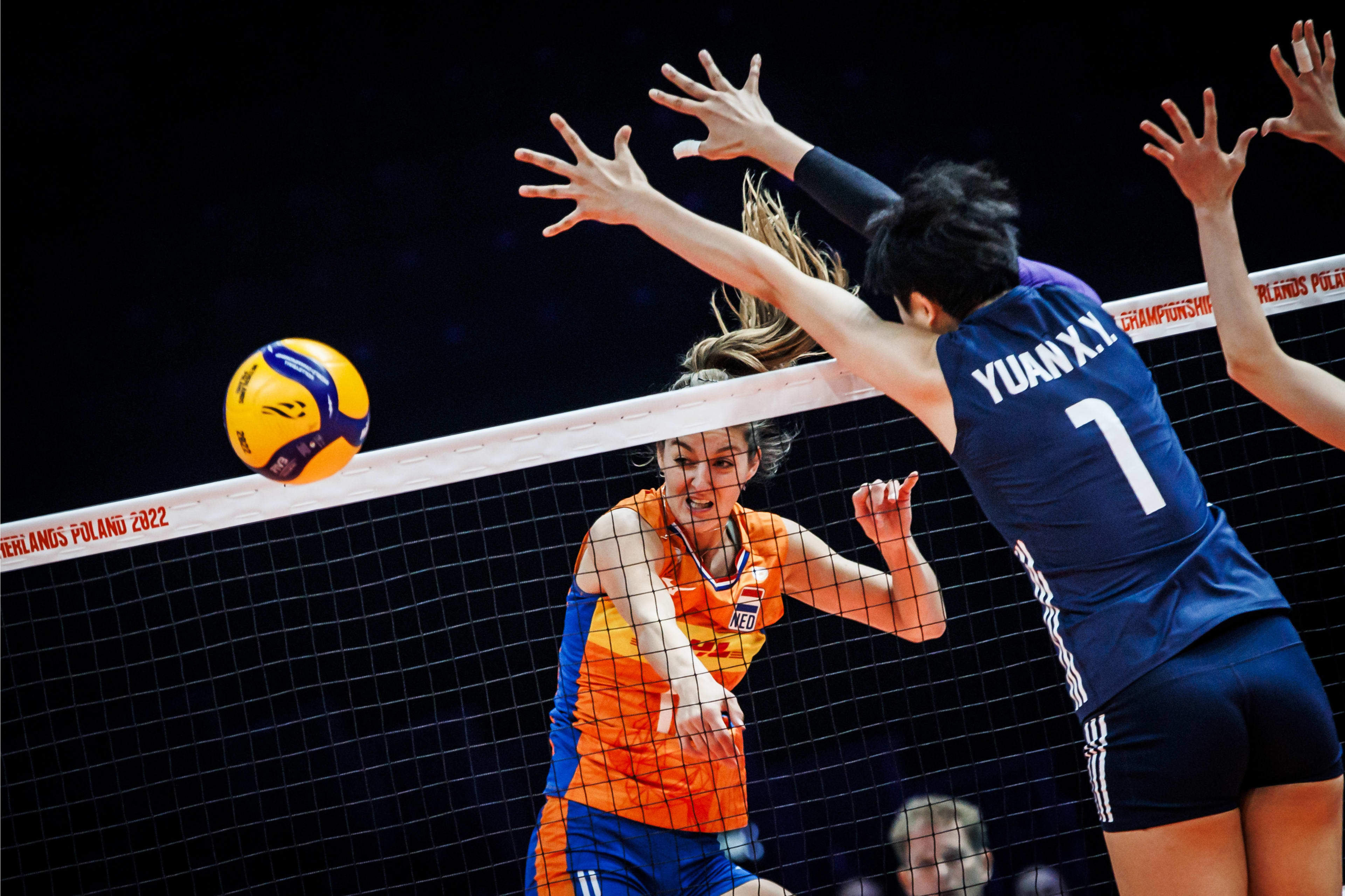 aoa体育新闻-意大利连续力挫对手，展现强大攻势威力(意大利37场不败对手)