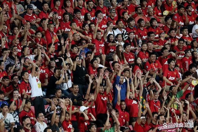 球队夺冠后庆祝活动欢乐开展(比赛即将拉开帷幕,队员们彼此发出)