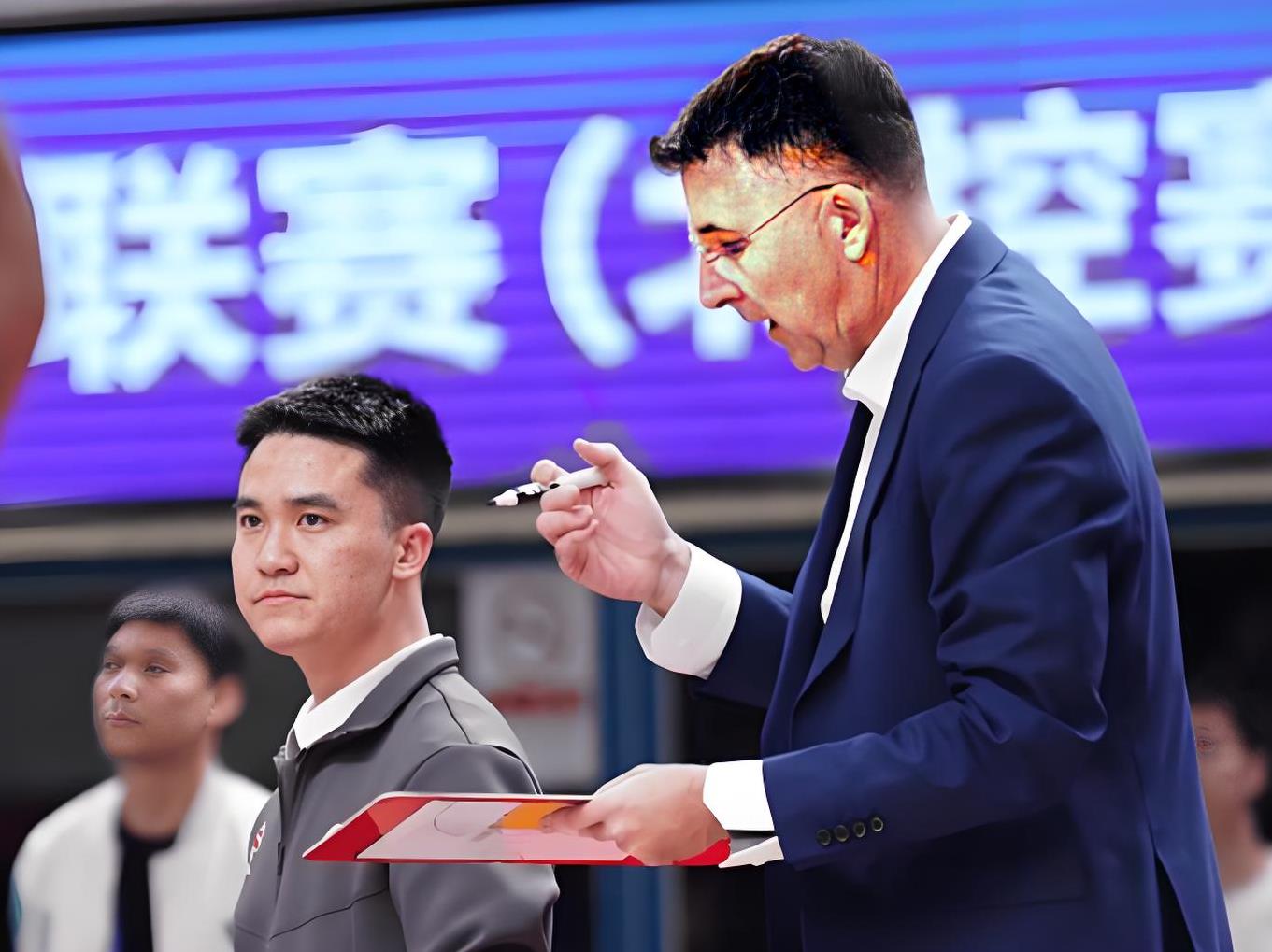 控卫表现神勇，率队取得胜利！(控卫表现神勇,率队取得胜利的句子)