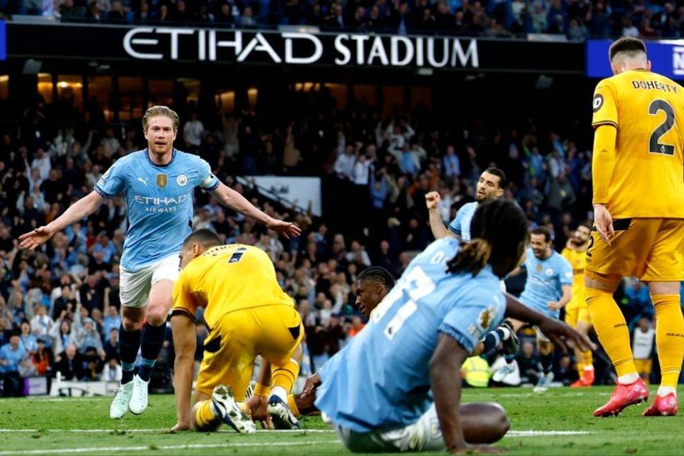 包含曼城豪取胜利，重返英超榜首位置的词条