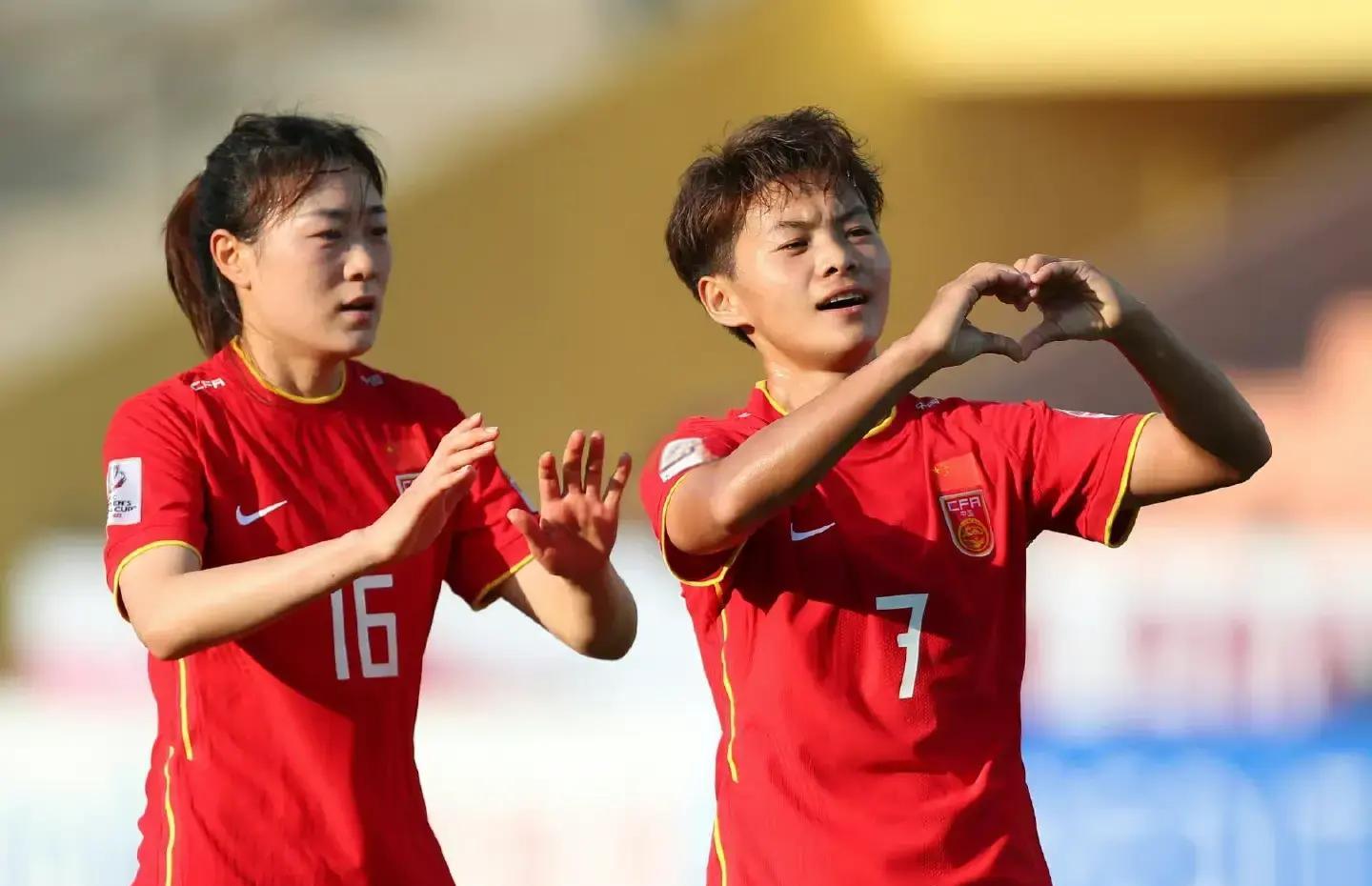 aoa体育新闻-女子足球争霸赛中，中国足队实力压制对手