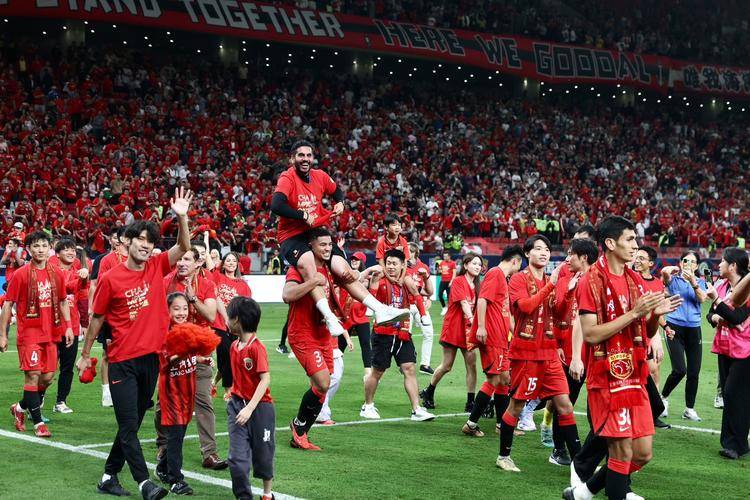 上海海港在亚冠中打出团战，被誉为球迷泪目