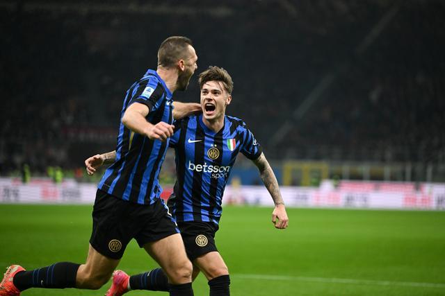 意甲比赛中球员意外受伤被换下场