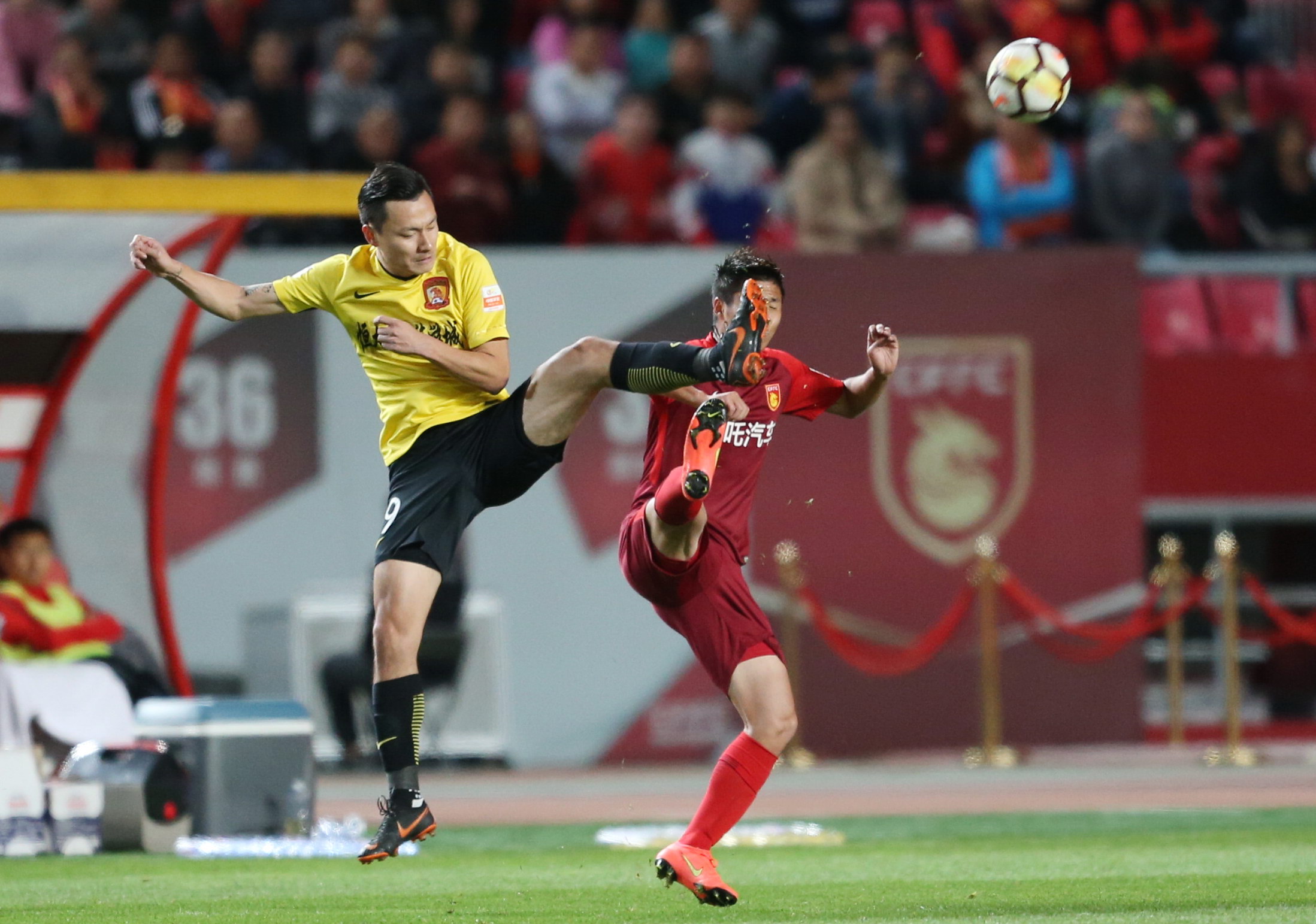 闪电进球!罗特魏斯主场胜利,冲劲夺冠 闪电进球!罗特魏斯主场胜利,冲劲夺冠