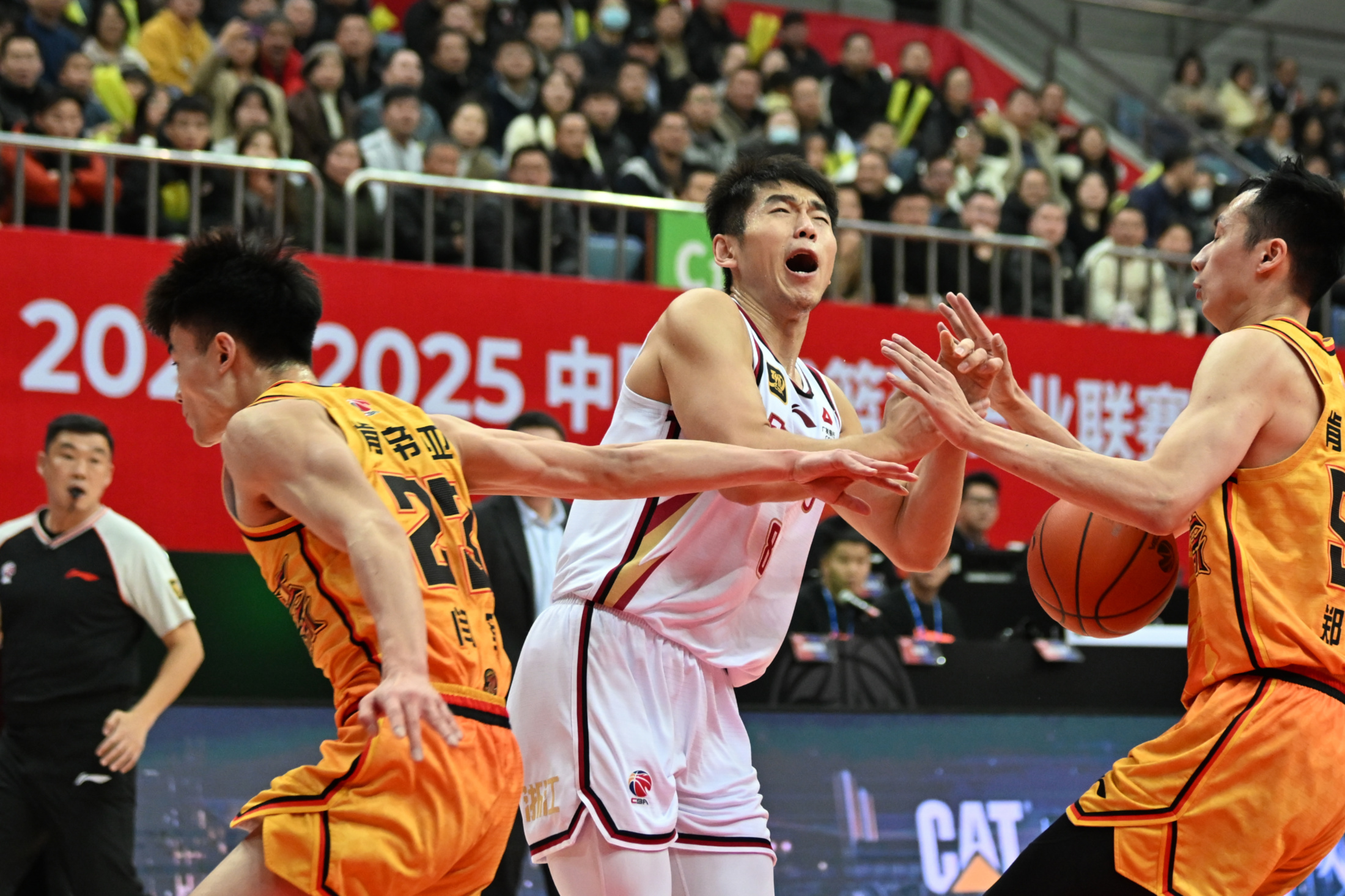 爆发对抗！球员表现出色展示队伍实力的简单介绍