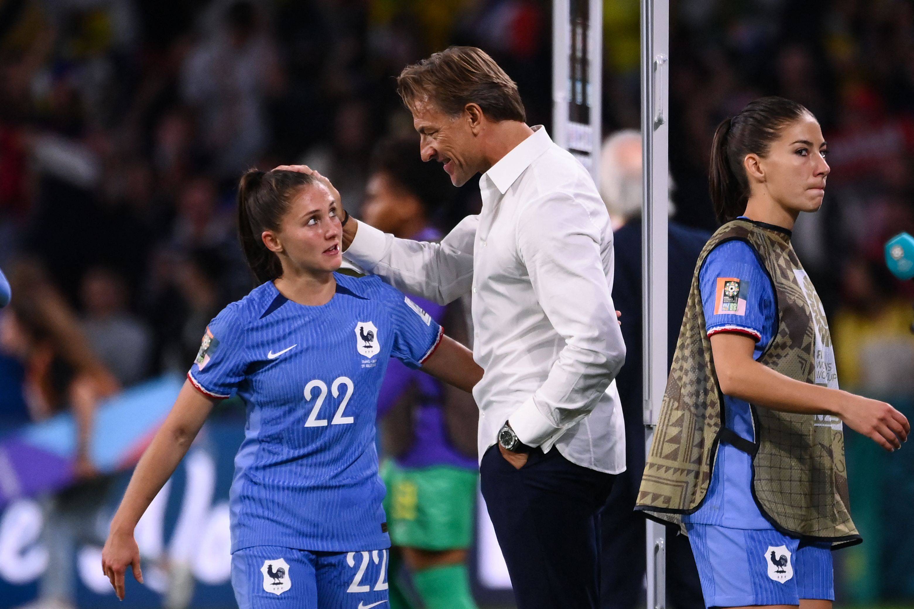 法国女足队员在比赛中展现出色战术表现