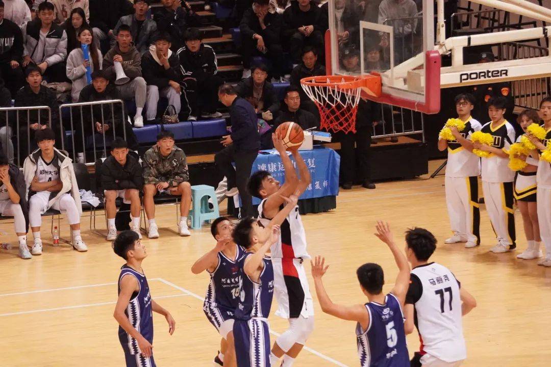 关于篮球赛场上搏斗激烈,篮球联赛势如破竹的信息 关于篮球赛场上搏斗激烈,篮球联赛势如破竹的信息