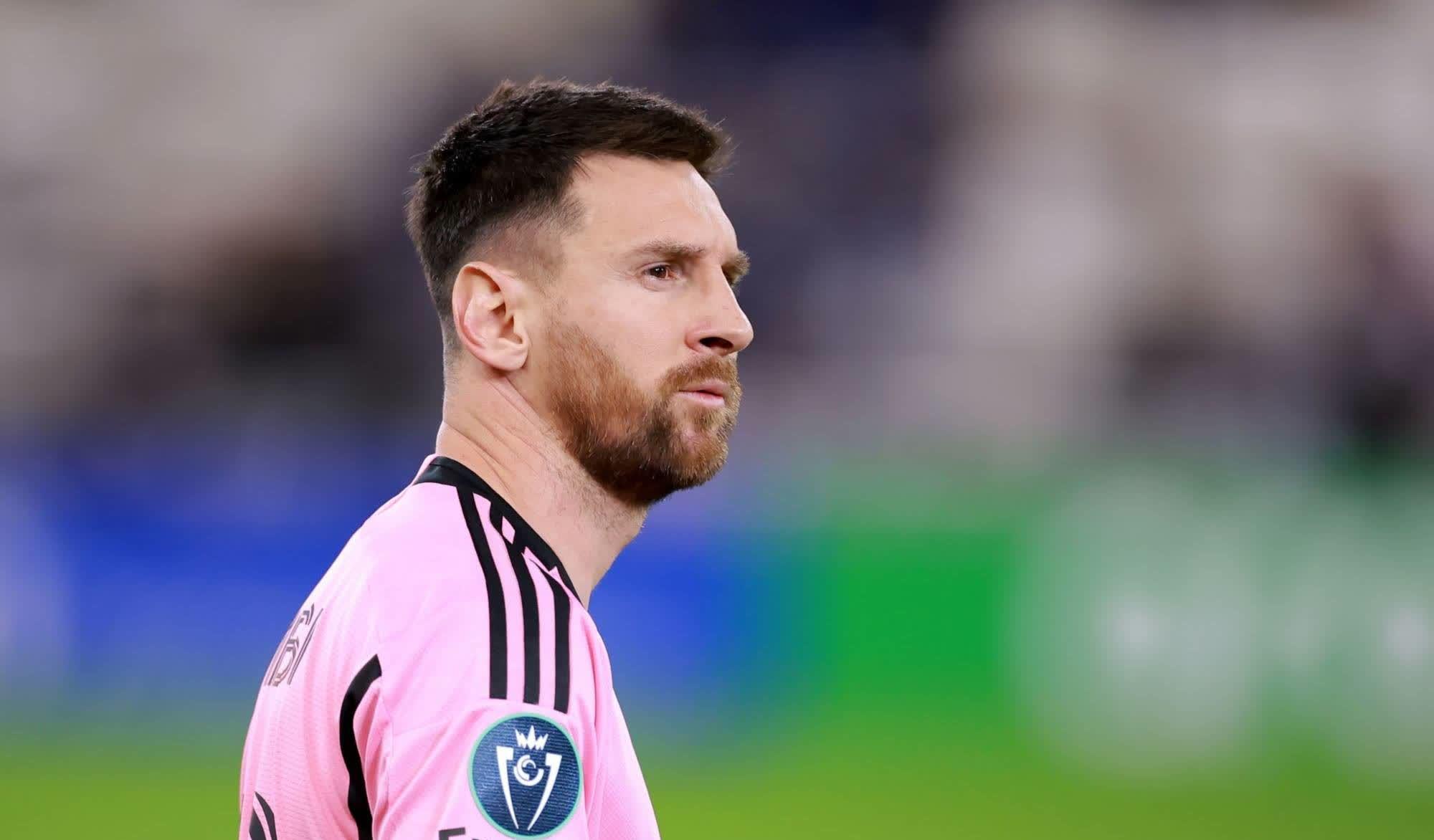 aoa体育教练-足球明星表现抢眼，引来球迷关注的简单介绍