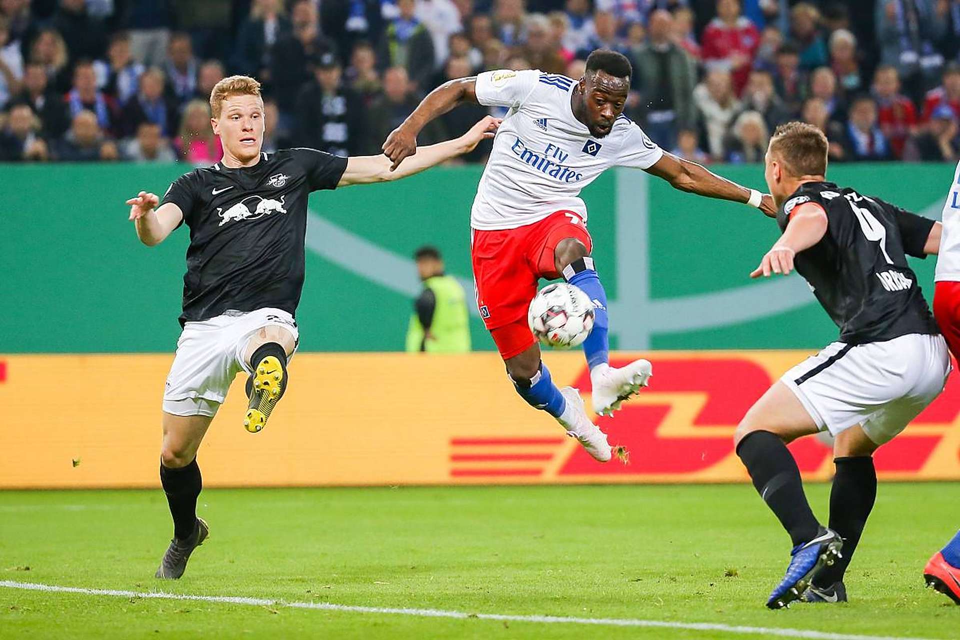 汉堡队客场一波三折，最终取胜