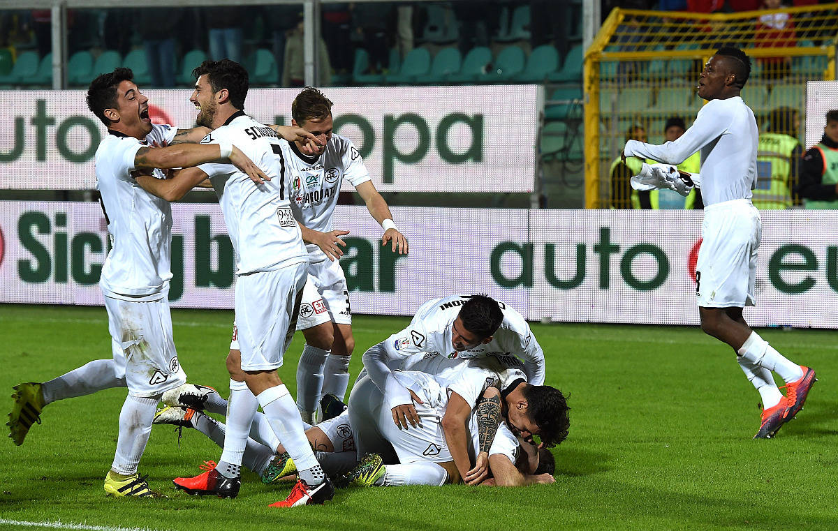 aoa体育视频-巴勒莫低迷不振，克罗托内取得双杀