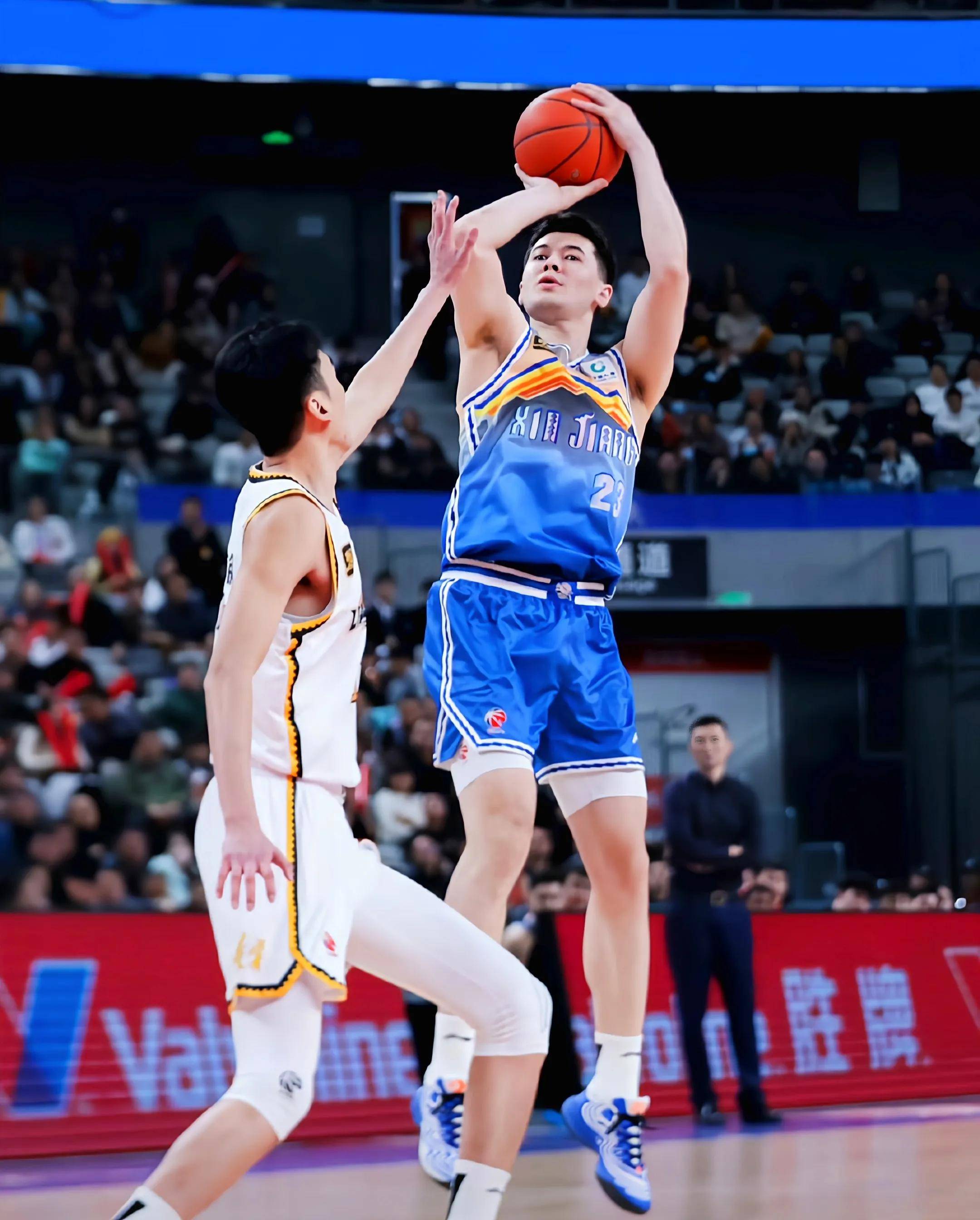 新疆男篮外援出色，奠定胜利基础