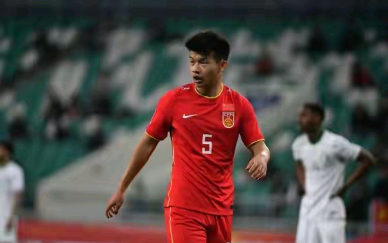 国足队员比赛坚韧拼搏，不畏艰难