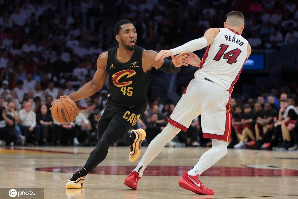 球队在全球篮球比赛中获得压倒性胜利