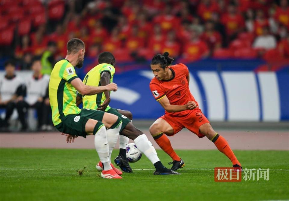 国际足球比赛中球员们展现出全力以赴的拼搏态度