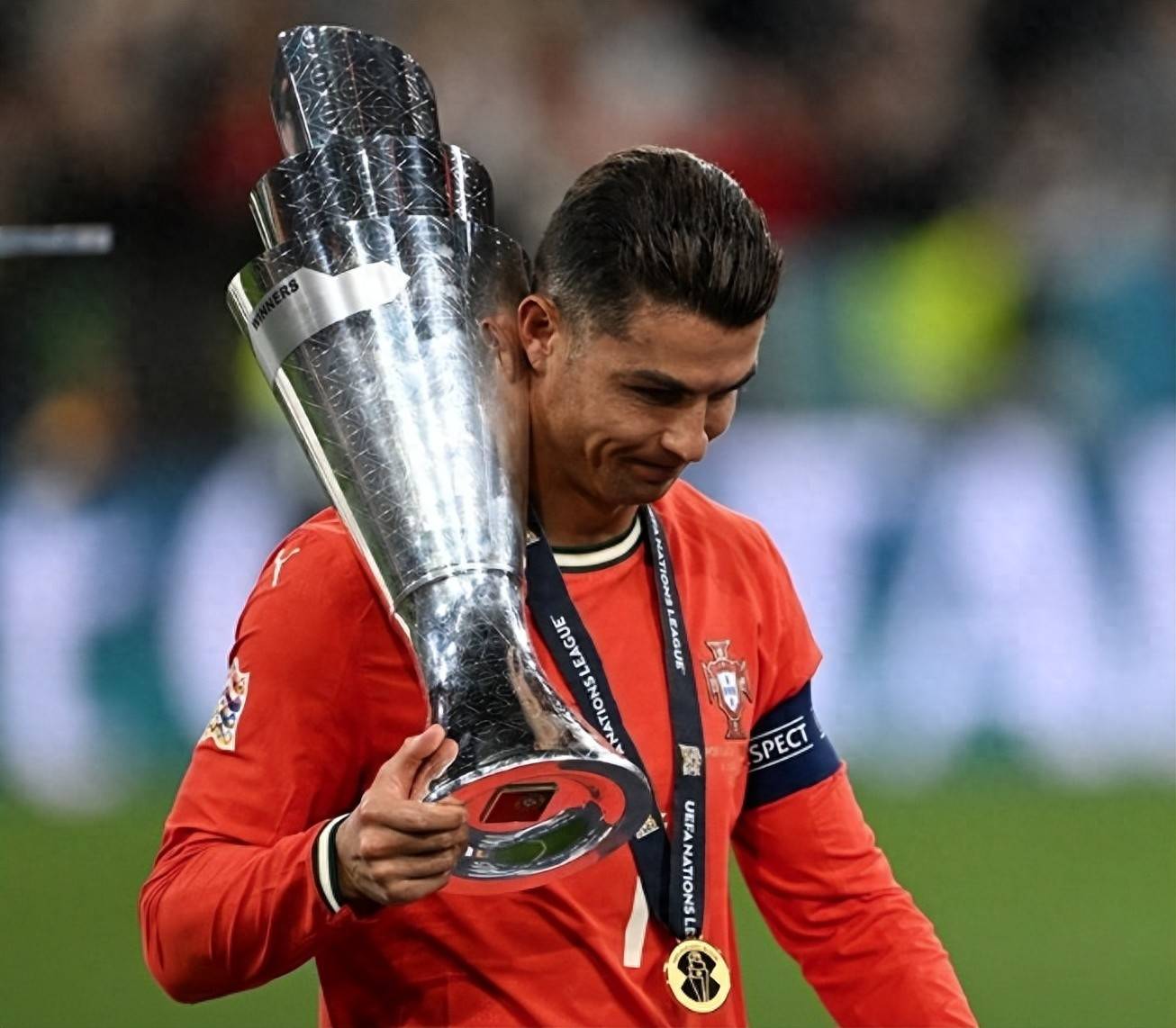 包含欧国联比赛精彩开赛，球队全力以赴拼搏一线胜利的词条