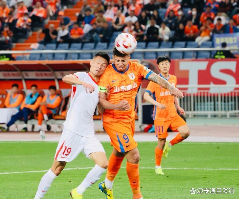 争议判罚引发球迷热议,裁判遭到质疑 争议判罚引发球迷热议,裁判遭到质疑