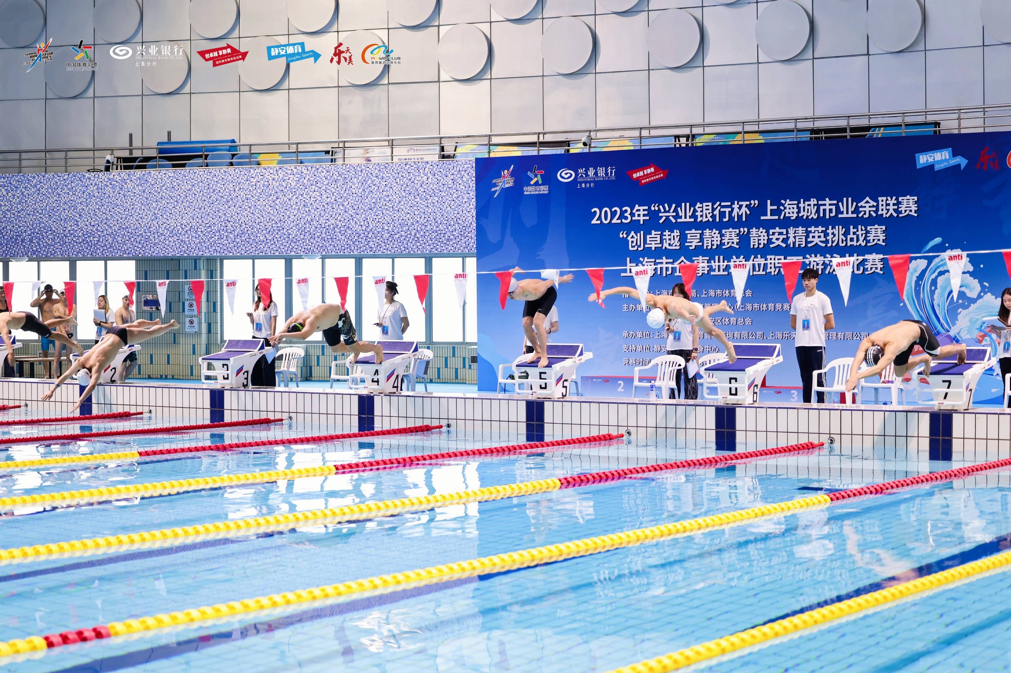 aoa体育课程-运动员们在场上挥洒汗水，为观众带来精彩的表演