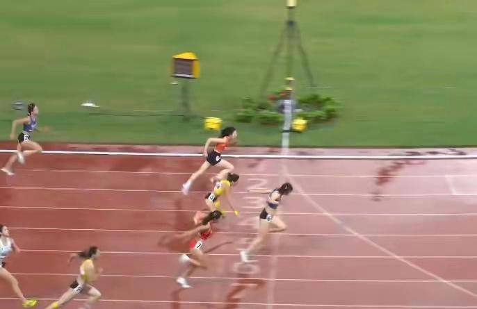 aoa体育视频-精彩绝伦！田径比赛掀起观众狂欢