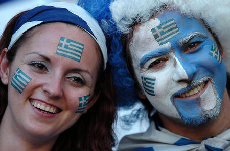 意大利对希腊的精彩胜利引发球迷狂热的简单介绍