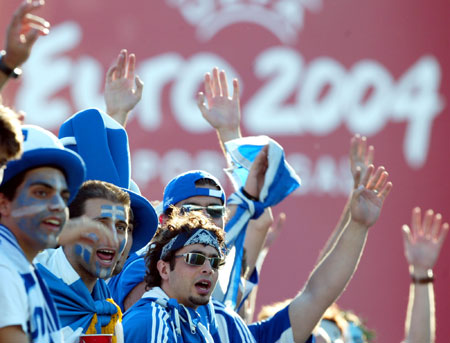 意大利对希腊的精彩胜利引发球迷狂热的简单介绍