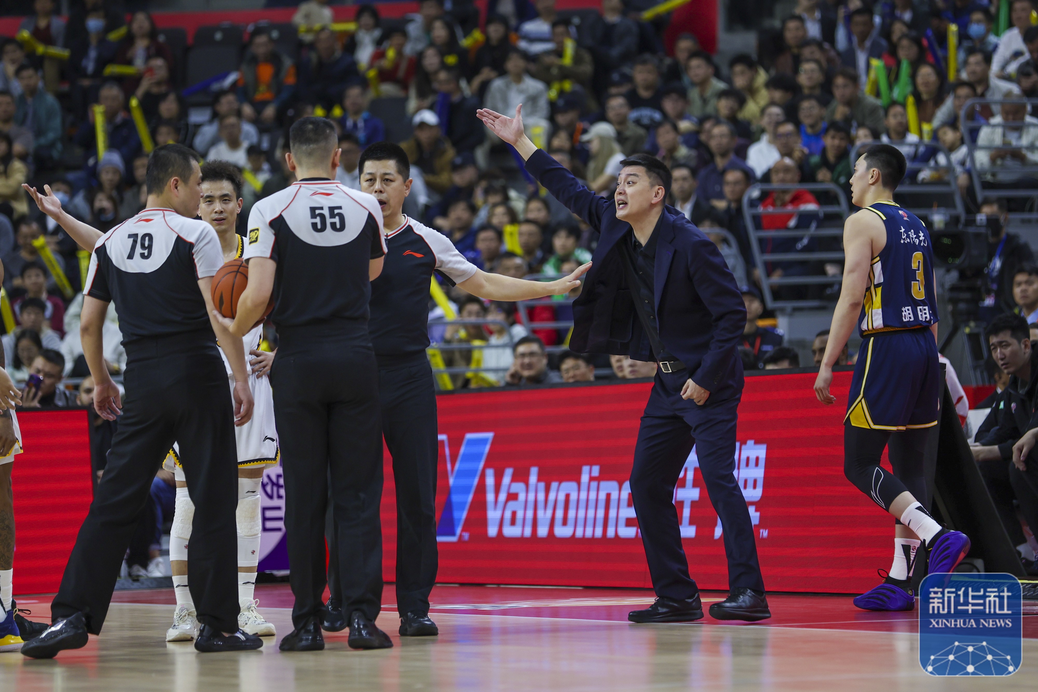 球员斗志昂扬，做出惊人表现，助球队前进