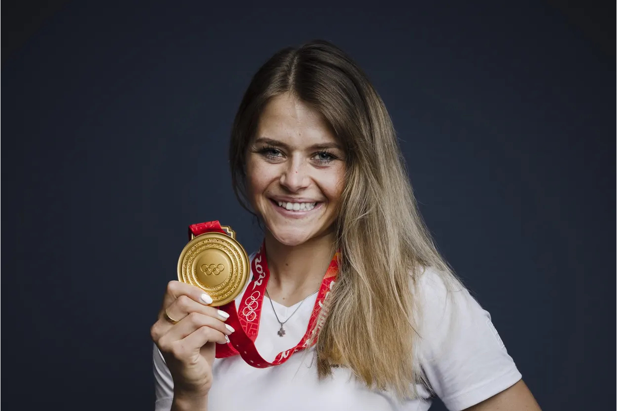 aoa体育培训-法国滑雪选手冲刺领先取得冠军