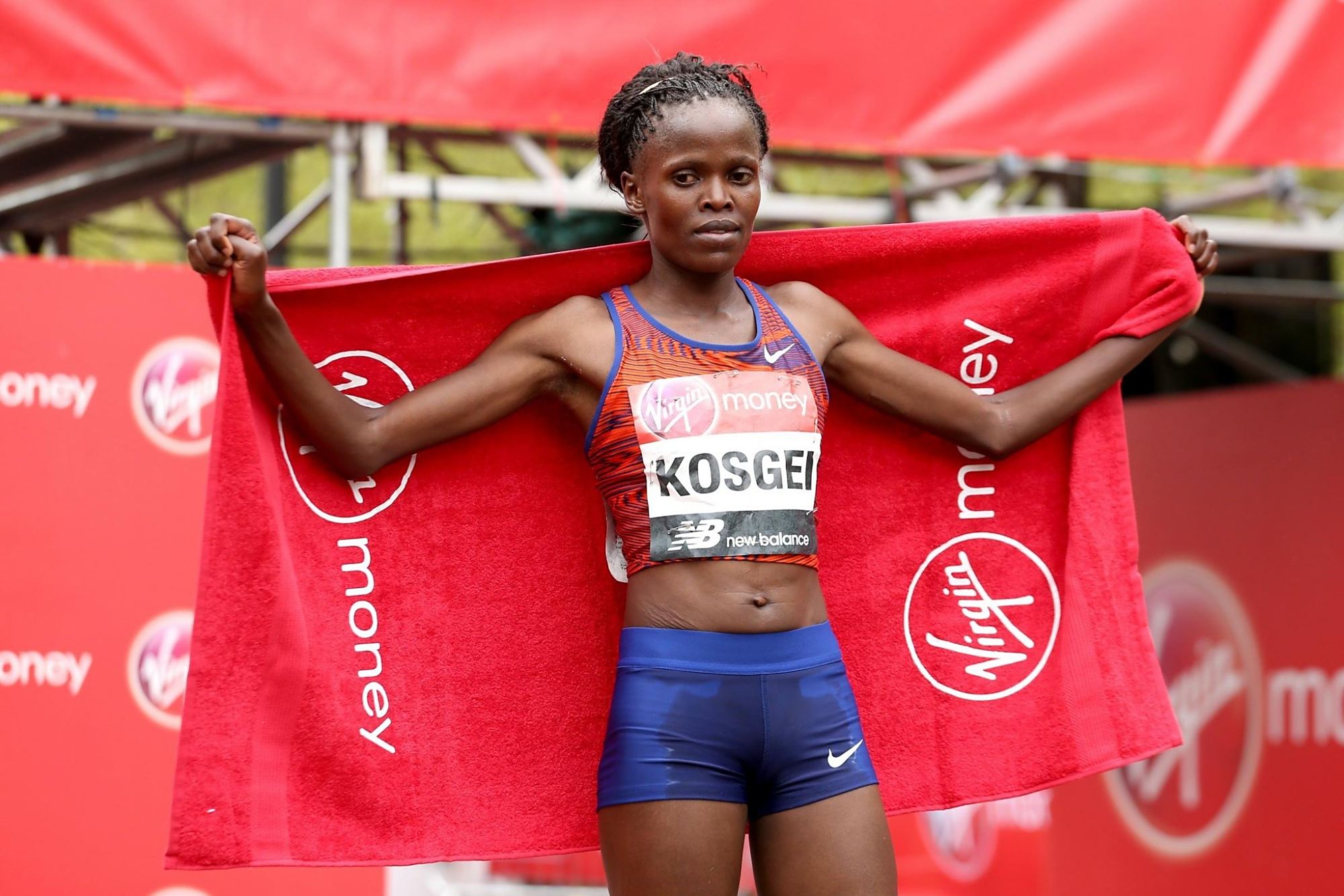 西班牙运动员斩获铜牌，喜获认可