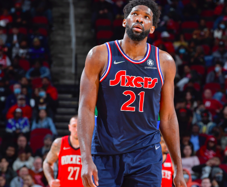 费城人中锋欧文波恢复性训练